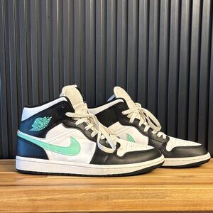 Air Jordan 1 Mid 'Green Glow Nike Sneakers